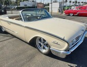 Kremowy Ford Galaxie Sunliner z 1960 roku – kabriolet na felgach Torq Thrust, z przodu i z tyłu – zdjęcie 1