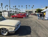 Kremowy Ford Galaxie Sunliner z 1960 roku – kabriolet na felgach Torq Thrust, z przodu i z tyłu – zdjęcie 2