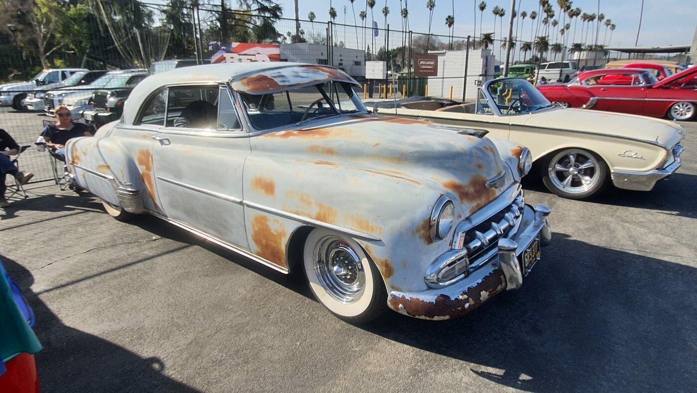 Chevrolet Bel Air z 1952 roku w naturalnej patynie – hardtop z rdzą, białymi ściankami i historią