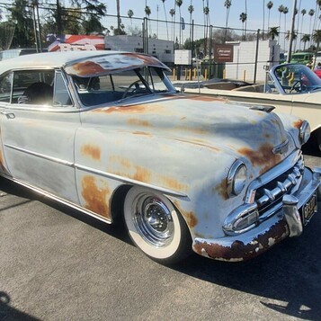 Chevrolet Bel Air z 1952 roku w naturalnej patynie – hardtop z rdzą, białymi ściankami i historią