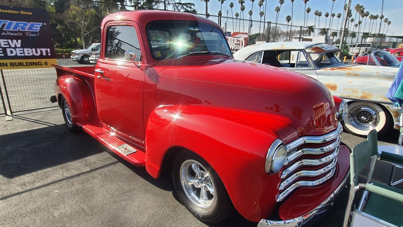 Czerwony Chevrolet 3100 Advance Design z 1951 roku – pickup z chromowaną atrapą na chromowanych felgach