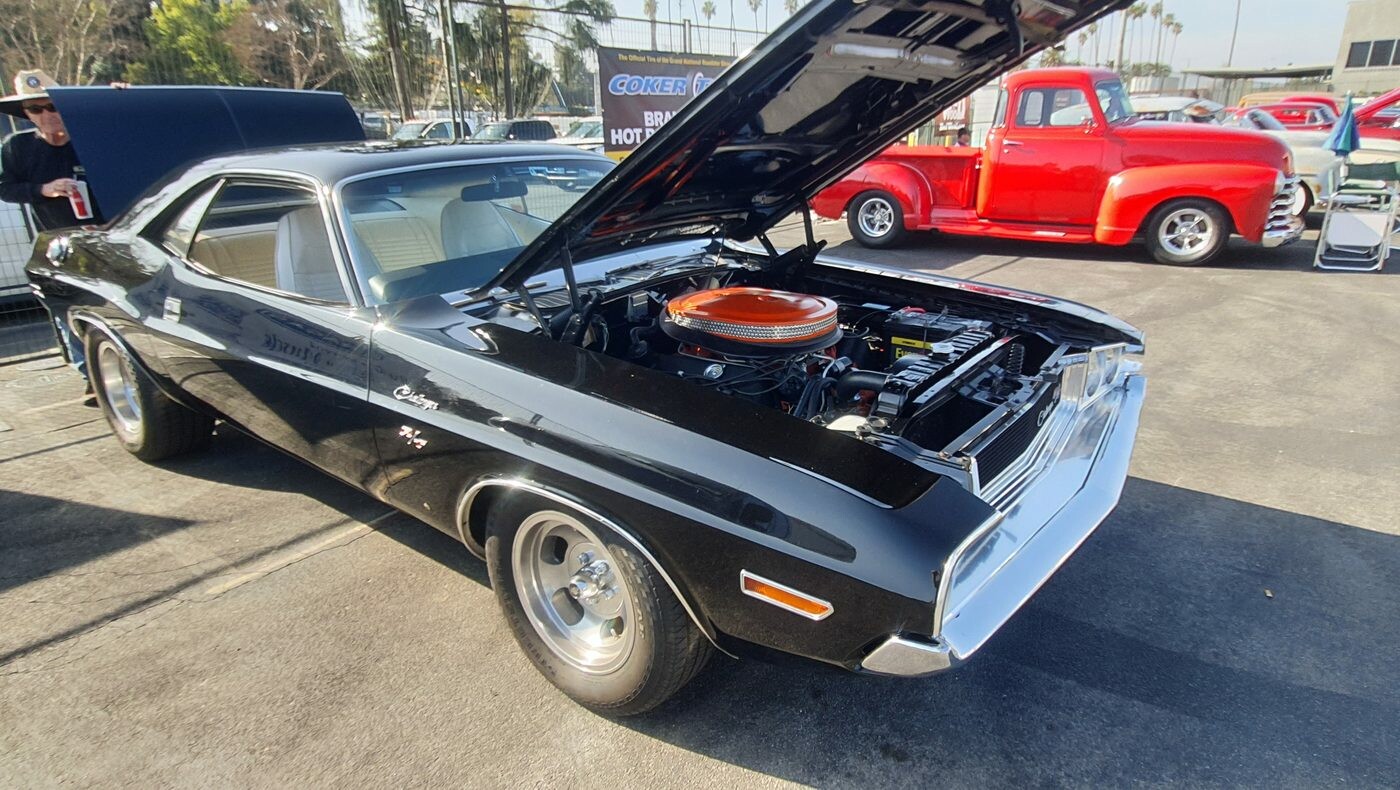 Czarny Dodge Challenger z 1970 roku z otwartą maską – muscle car Mopara na chromowanych felgach