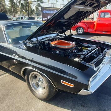 Czarny Dodge Challenger z 1970 roku z otwartą maską – muscle car Mopara na chromowanych felgach