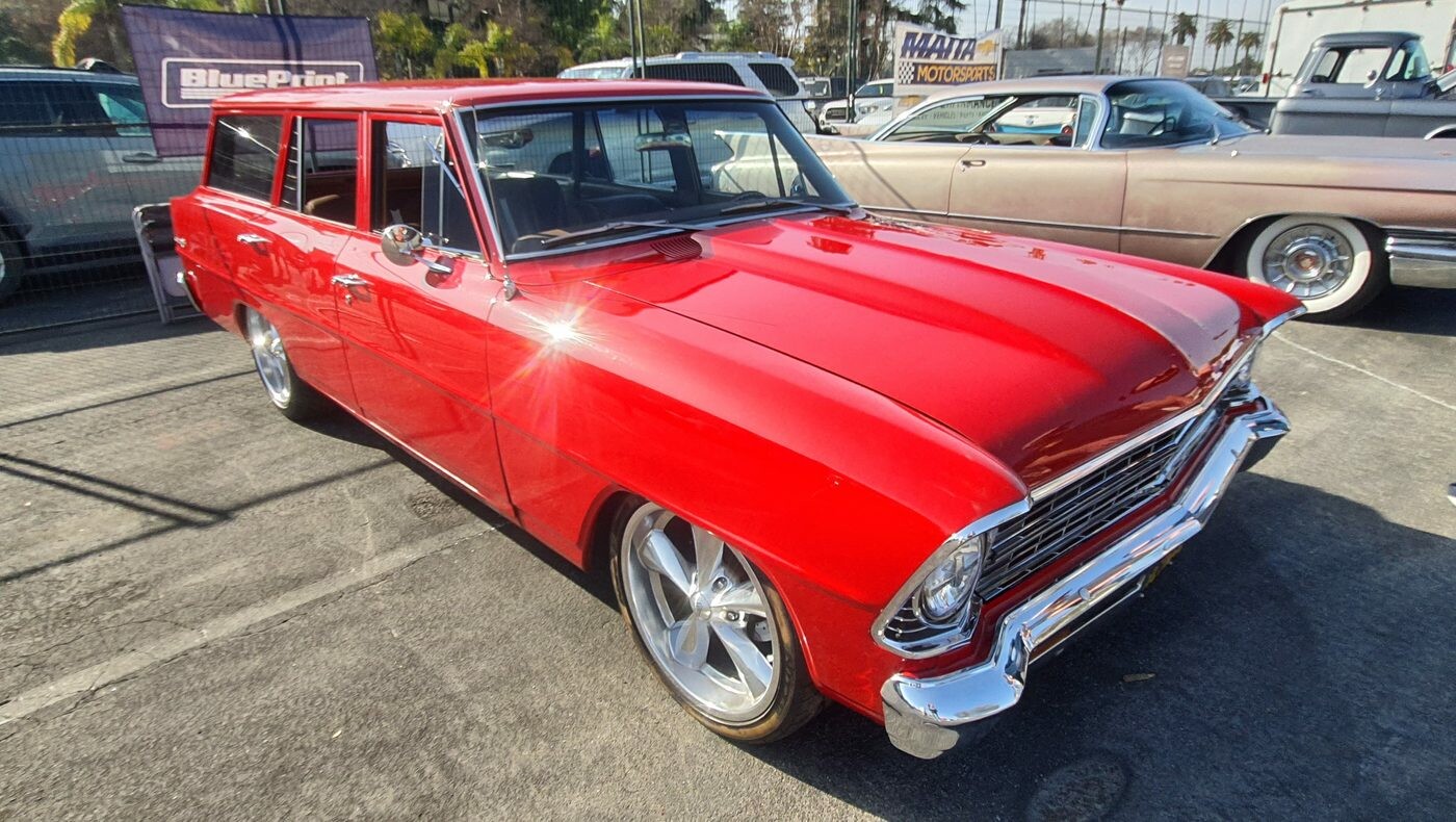 Czerwone Chevrolet Chevy II Nova kombi z 1967 roku – rodzinne auto na chromowanych felgach