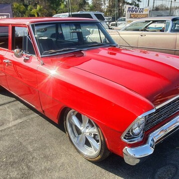 Czerwone Chevrolet Chevy II Nova kombi z 1967 roku – rodzinne auto na chromowanych felgach