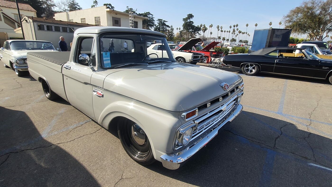 Jasnoszary Ford F-100 unibody z 1962 roku – pickup ze zintegrowaną skrzynią w fabrycznym stanie