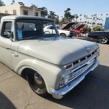 Jasnoszary Ford F-100 unibody z 1962 roku – pickup ze zintegrowaną skrzynią w fabrycznym stanie