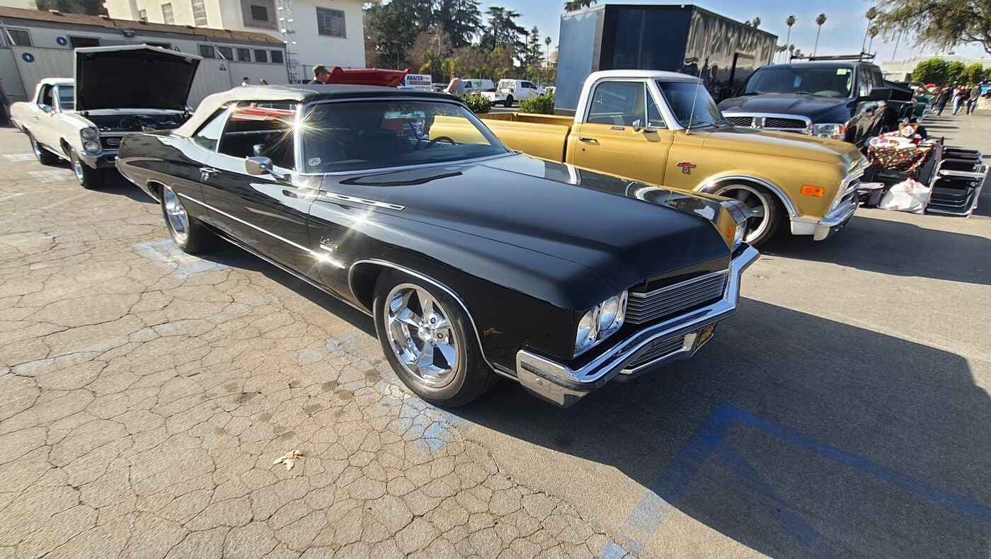 Czarny Buick LeSabre kabriolet z 1971 roku – wielki Buick z białym dachem na chromowanych felgach