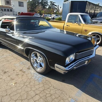 Czarny Buick LeSabre kabriolet z 1971 roku – wielki Buick z białym dachem na chromowanych felgach