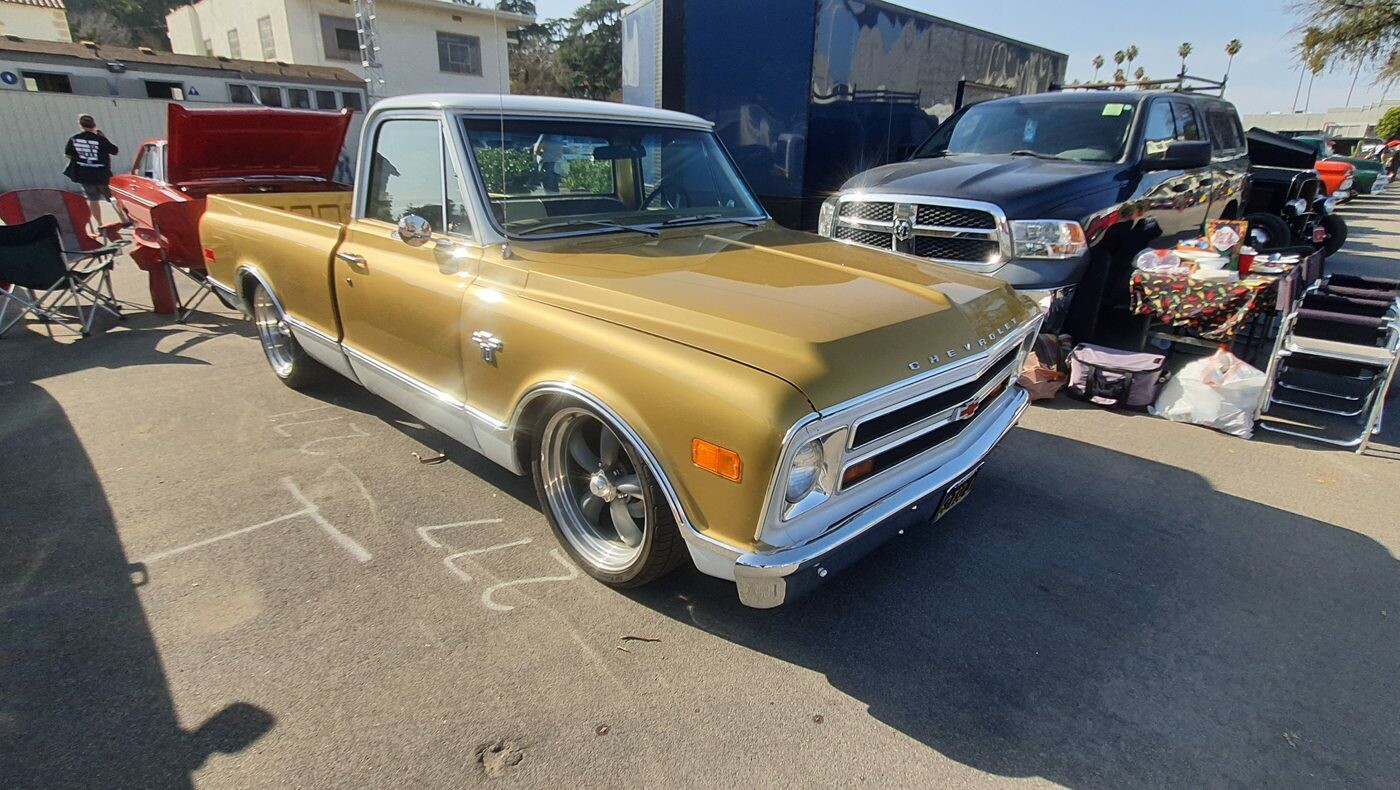 Złoty Chevrolet C10 z 1968 roku z białym dachem – pickup na felgach Torq Thrust
