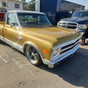 Złoty Chevrolet C10 z 1968 roku z białym dachem – pickup na felgach Torq Thrust