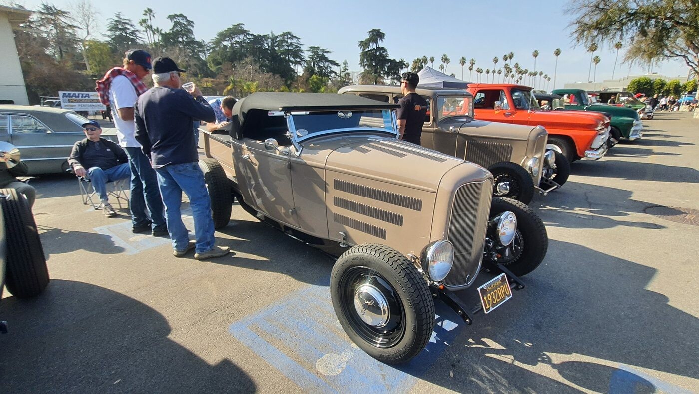 Beżowy Ford roadster z 1932 roku z żaluzjami na masce – highboy w stylu suchych jezior