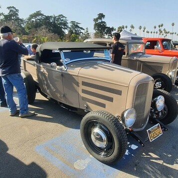 Beżowy Ford roadster z 1932 roku z żaluzjami na masce – highboy w stylu suchych jezior