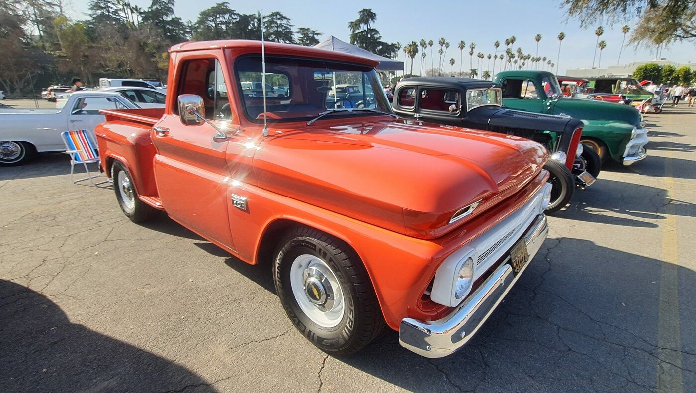Pomarańczowy Chevrolet C10 stepside z 1966 roku z białym dachem – pickup na białych felgach