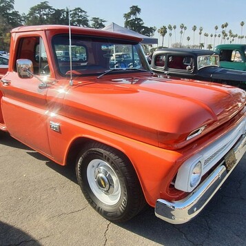 Pomarańczowy Chevrolet C10 stepside z 1966 roku z białym dachem – pickup na białych felgach