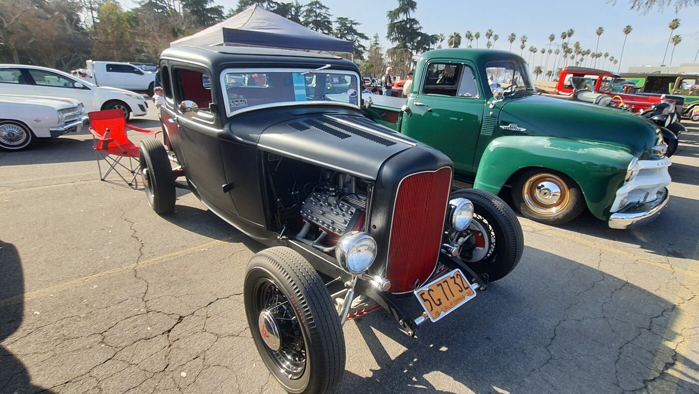 Czarny satynowy Ford 5-window coupe z 1932 roku z czerwoną atrapą – chopped hot rod na wielkich tylnych oponach