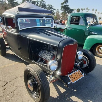 Czarny satynowy Ford 5-window coupe z 1932 roku z czerwoną atrapą – chopped hot rod na wielkich tylnych oponach