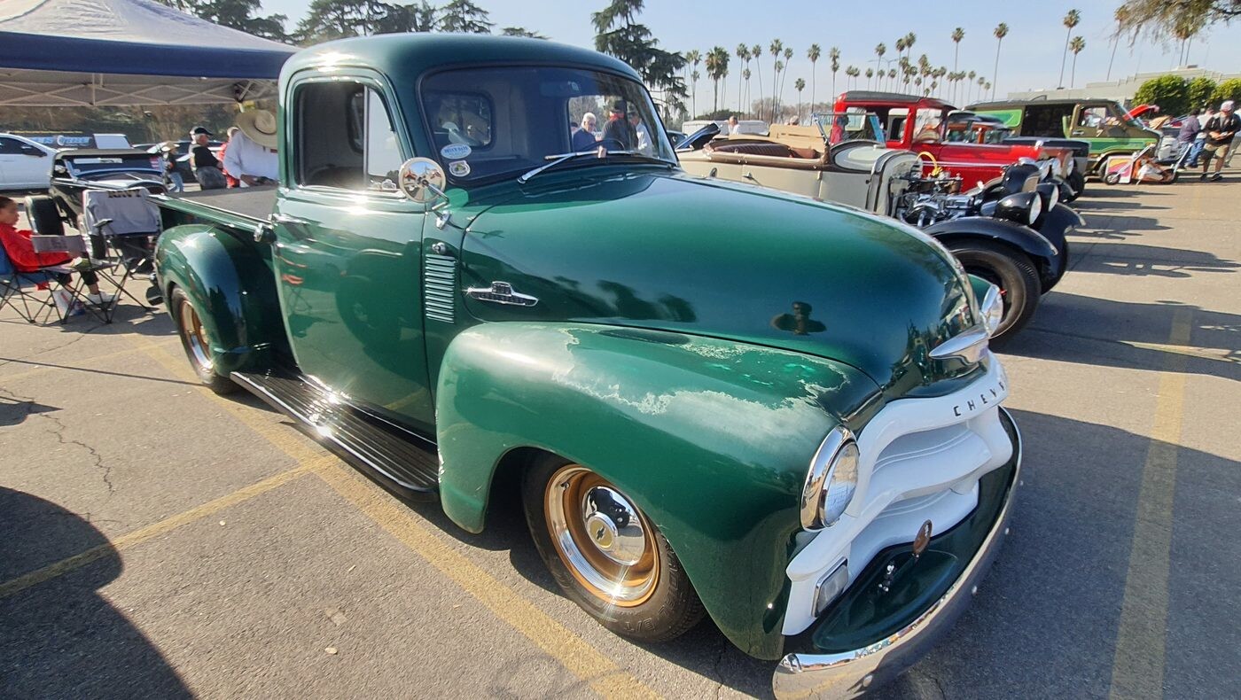 Zielony Chevrolet 3100 z 1954 roku – pickup Advance Design z „byczym nosem” na szerokich białych ściankach