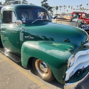 Zielony Chevrolet 3100 z 1954 roku – pickup Advance Design z „byczym nosem” na szerokich białych ściankach