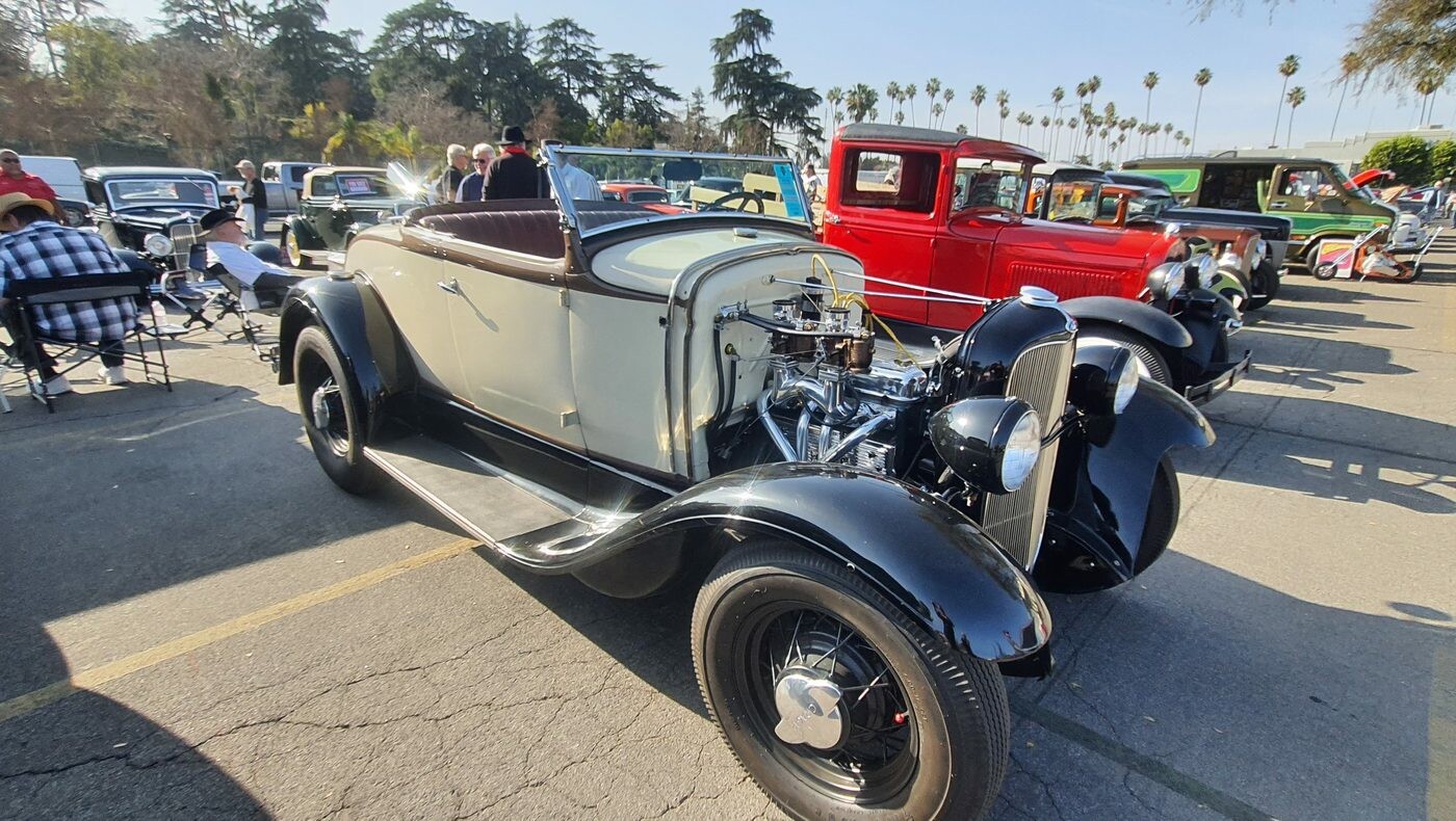 Kremowy Ford Model A roadster z czarnymi błotnikami – hot rod z odsłoniętym silnikiem w stylu lat 40.