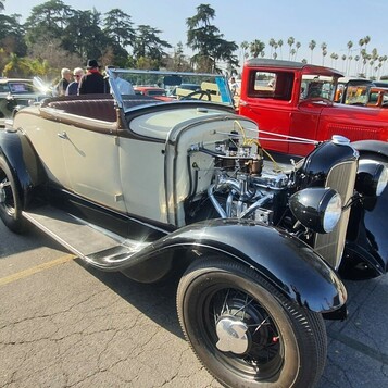 Kremowy Ford Model A roadster z czarnymi błotnikami – hot rod z odsłoniętym silnikiem w stylu lat 40.
