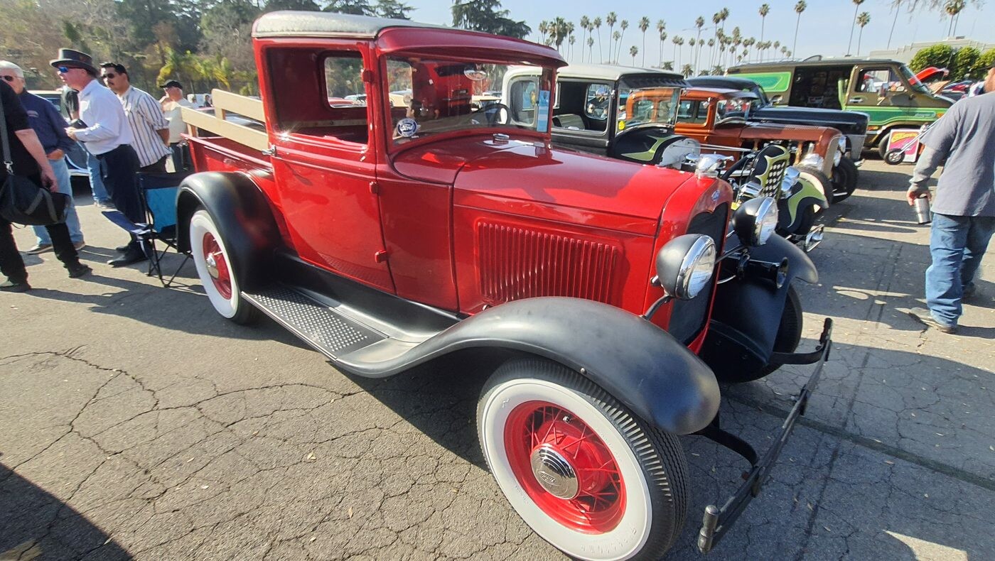 Czerwony Ford pickup z 1934 roku z czarnymi błotnikami – hot rod na czerwonych felgach z szerokimi białymi ściankami