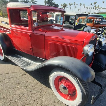 Czerwony Ford pickup z 1934 roku z czarnymi błotnikami – hot rod na czerwonych felgach z szerokimi białymi ściankami