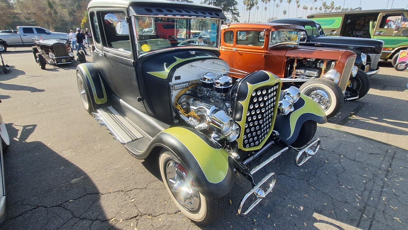 Czarny Ford Model A coupe z limonkowymi płomieniami – hot rod z chromowanym silnikiem i złotą atrapą