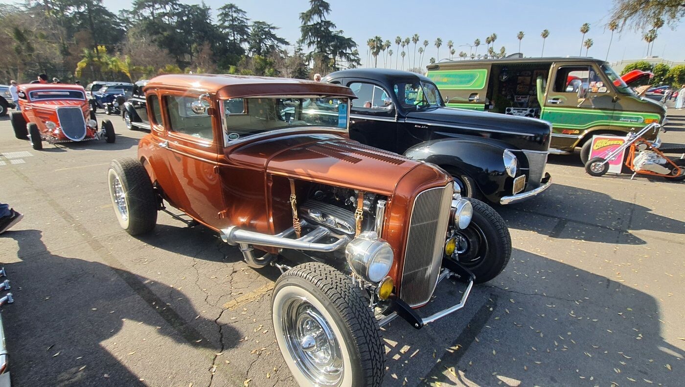 Miedziany Ford Model A coupe z 1931 roku – chopped hot rod z silnikiem na wierzchu i chromowanymi felgami