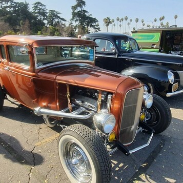 Miedziany Ford Model A coupe z 1931 roku – chopped hot rod z silnikiem na wierzchu i chromowanymi felgami