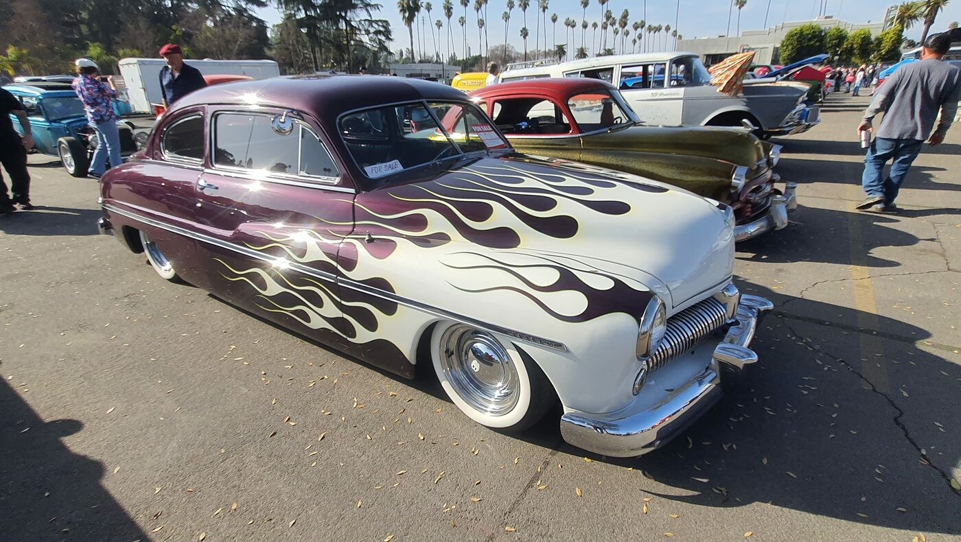 Śliwkowy Mercury z 1949 roku z białymi płomieniami – kustom na sprzedaż w klasycznym stylu lead sled