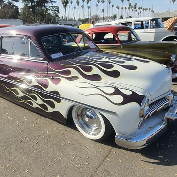 Śliwkowy Mercury z 1949 roku z białymi płomieniami – kustom na sprzedaż w klasycznym stylu lead sled
