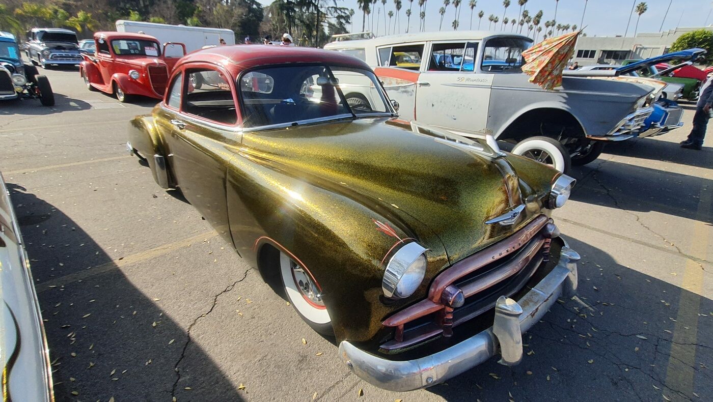 Złoto-oliwkowy Chevrolet Fleetline z 1950 roku w metalflake – fastback kustom, który mieni się w słońcu