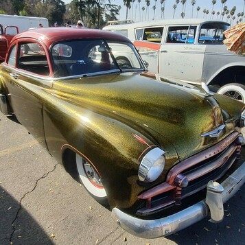 Złoto-oliwkowy Chevrolet Fleetline z 1950 roku w metalflake – fastback kustom, który mieni się w słońcu