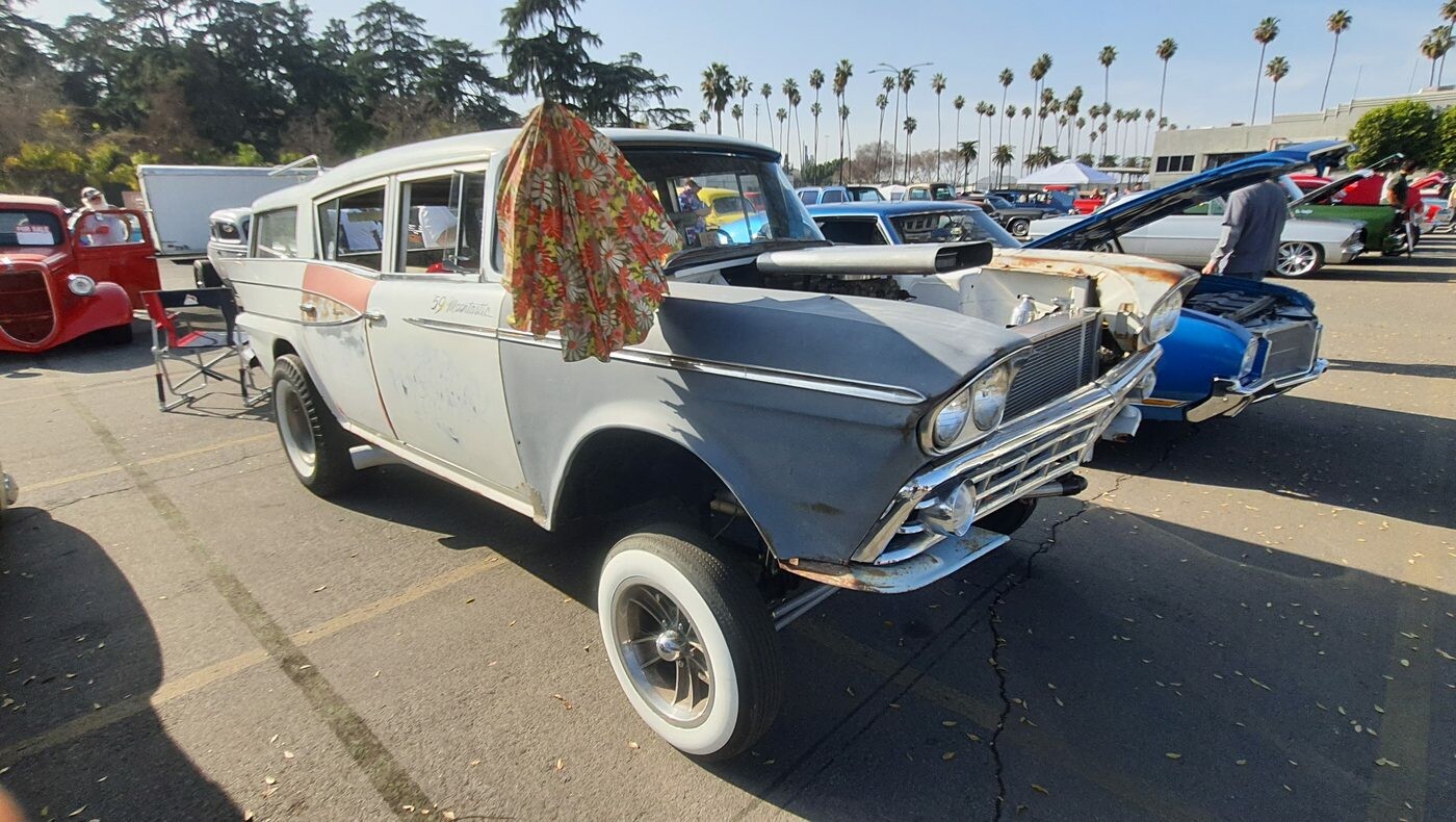 Rambler Cross Country z 1959 roku jako gasser – kombi w szarym primerze z podniesionym przodem