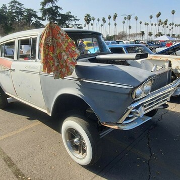 Rambler Cross Country z 1959 roku jako gasser – kombi w szarym primerze z podniesionym przodem