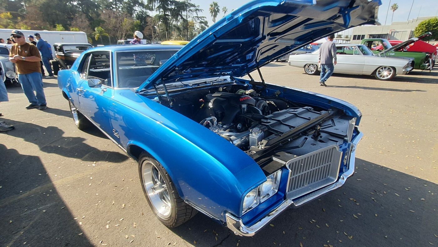 Niebieski Pontiac LeMans z 1971 roku z otwartą maską – muscle car GM na felgach Rally II