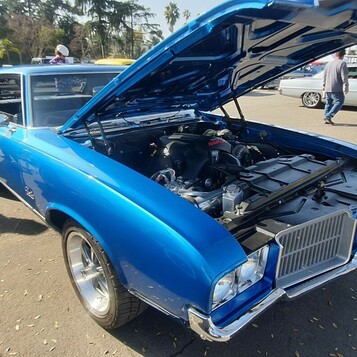 Niebieski Pontiac LeMans z 1971 roku z otwartą maską – muscle car GM na felgach Rally II
