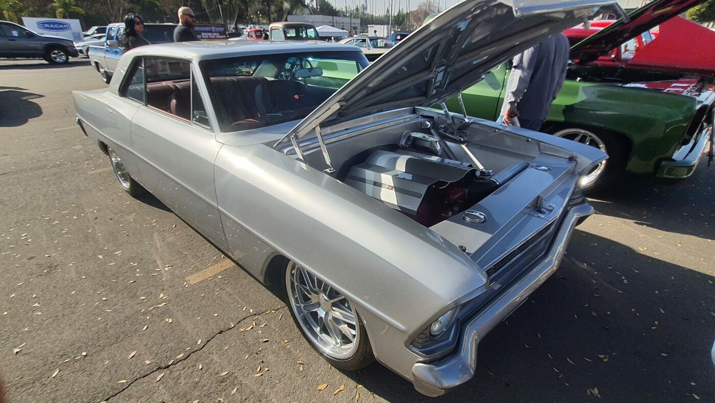 Srebrny Chevrolet Chevy II Nova z 1967 roku z otwartą maską – kompaktowy klasyk na chromowanych felgach