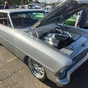Srebrny Chevrolet Chevy II Nova z 1967 roku z otwartą maską – kompaktowy klasyk na chromowanych felgach
