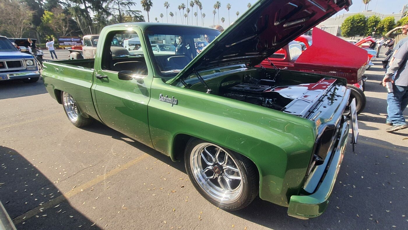 Zielony Chevrolet C10 Cheyenne z 1978 roku z otwartą maską – square body na polerowanych felgach