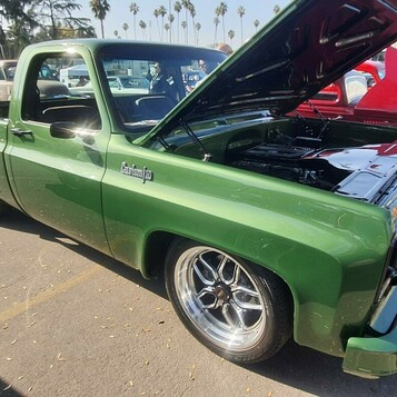 Zielony Chevrolet C10 Cheyenne z 1978 roku z otwartą maską – square body na polerowanych felgach