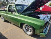 Zielony Chevrolet C10 Cheyenne z 1978 roku z otwartą maską – square body na polerowanych felgach – zdjęcie 1