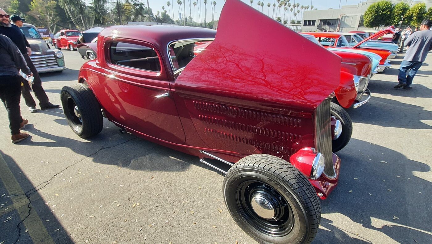 Bordowy Ford 3-window coupe z 1934 roku z otwartą maską – chopped hot rod z żaluzjami