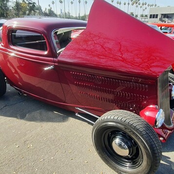 Bordowy Ford 3-window coupe z 1934 roku z otwartą maską – chopped hot rod z żaluzjami