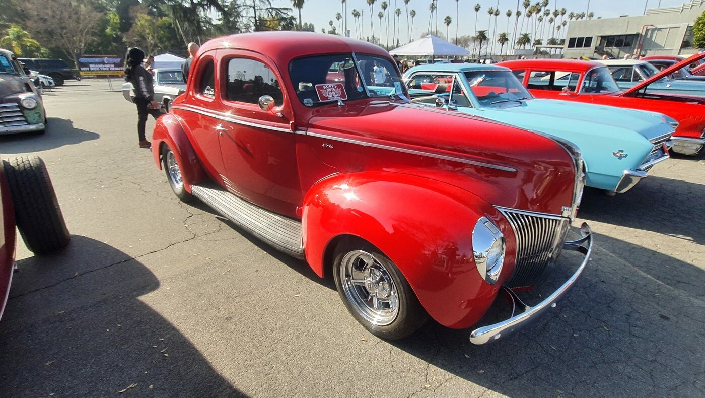Czerwony Ford Standard coupe z 1940 roku – przedwojenny street rod z atrapą z 1939 roku na chromowanych felgach