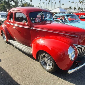 Czerwony Ford Standard coupe z 1940 roku – przedwojenny street rod z atrapą z 1939 roku na chromowanych felgach