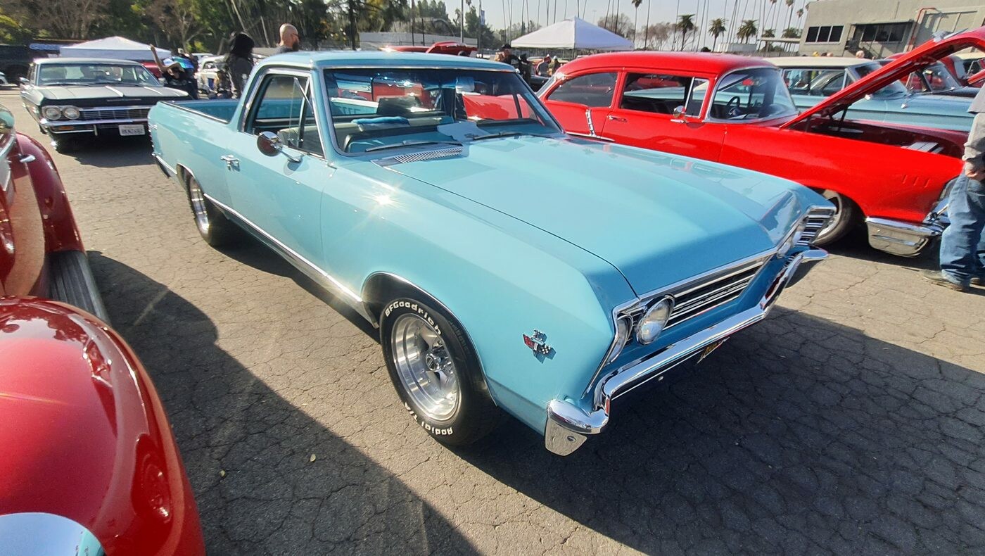 Błękitny Chevrolet El Camino z 1967 roku – pickup na bazie Chevelle na felgach Rally