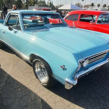 Błękitny Chevrolet El Camino z 1967 roku – pickup na bazie Chevelle na felgach Rally