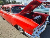 Czerwony Chevrolet 210 z 1957 roku z otwartą maską – „57 Chevy” z czarnym silnikiem w czerwonej komorze – zdjęcie 1